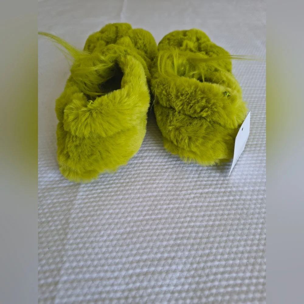 H&M Kids The Grinch Slippers Size 1/2 .
